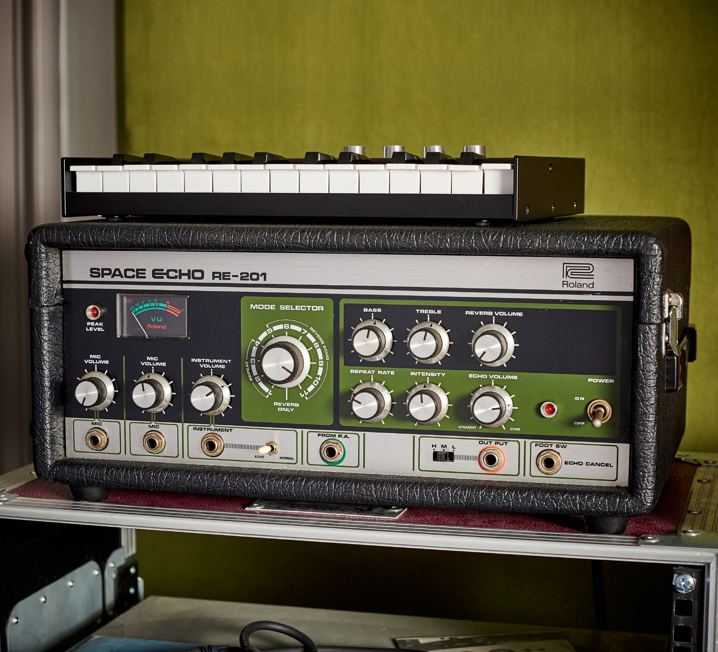 Roland Space Echo RE-201 - YouTube