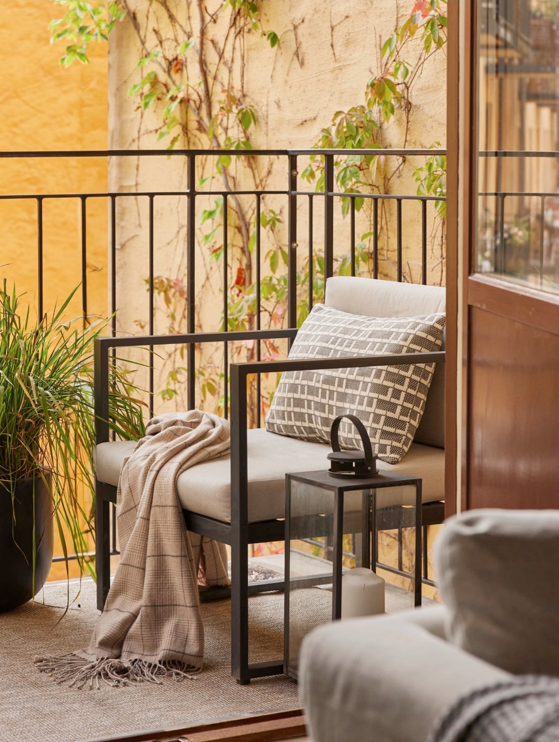 Mening yosh qiz dostimni mast qildim va uni sikdim (porno) Joli mushuk